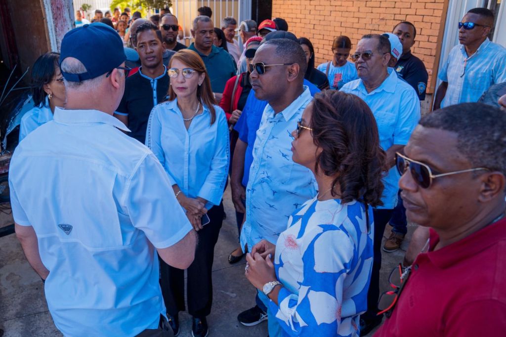 Patanas con madera y zinc llegan a Montecristi y Puerto Plata para&nbsp;damnificados