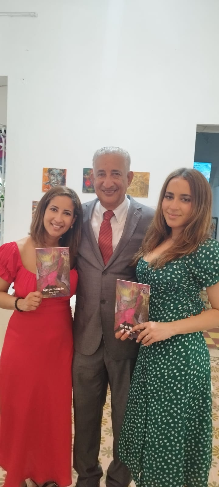 Ponen a circular libro de poesía «Ojo del&nbsp;Huracán»