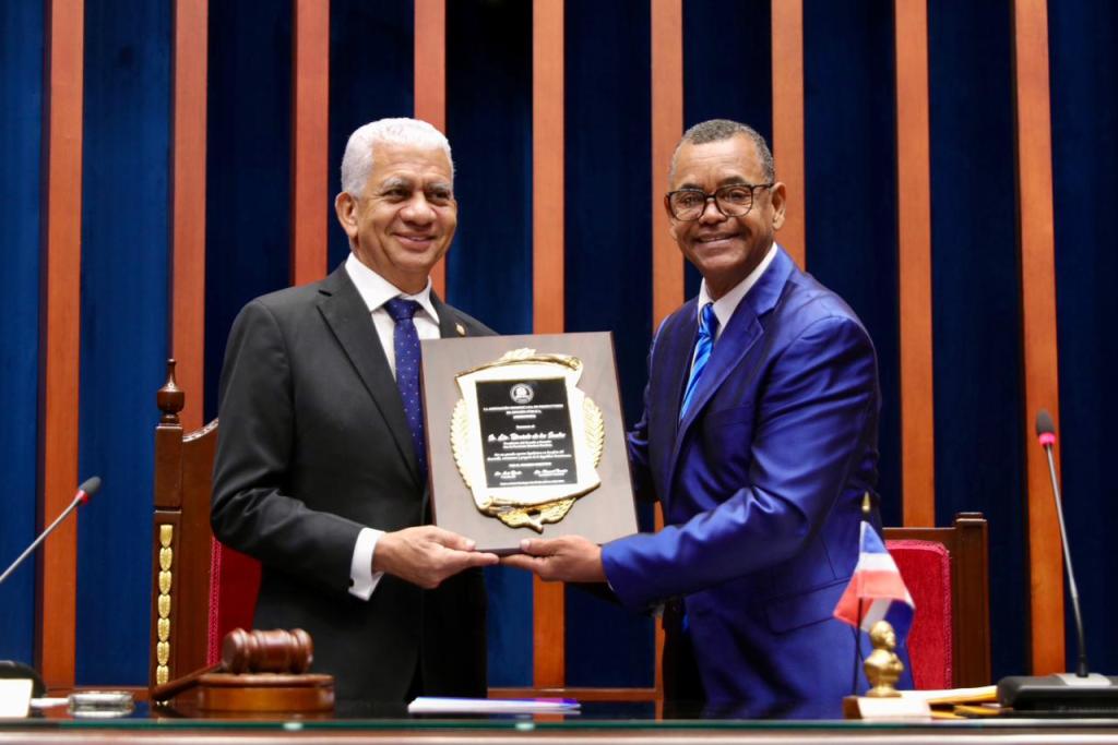 Ricardo de los Santos es reconocido por Asodoprom por sus aportes al desarrollo y progreso de&nbsp;RD