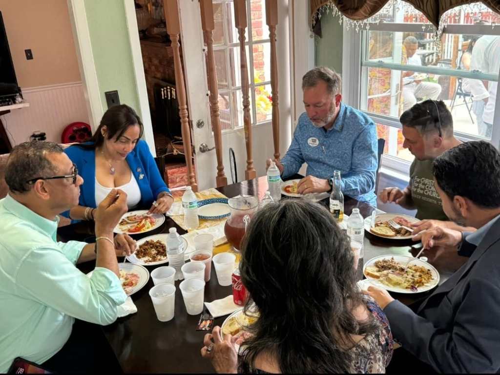 Dirigente comunitario Adonias Frías sostiene encuentro con dominicanos de&nbsp;Texas