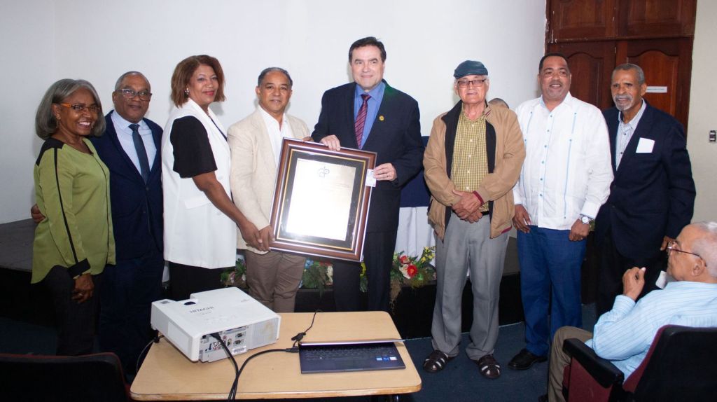 CDP otorga membresía de honor a Armando&nbsp;Rodríguez