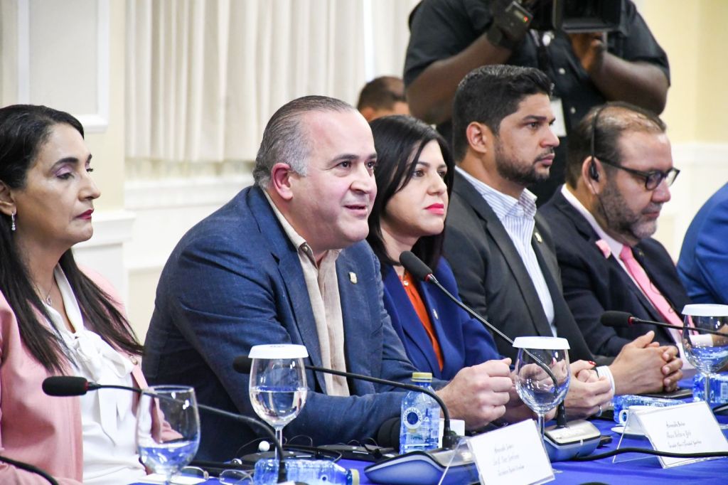 Alexis Victoria coordina recibimiento de delegación de senadores de Massachusetts en el&nbsp;Senado
