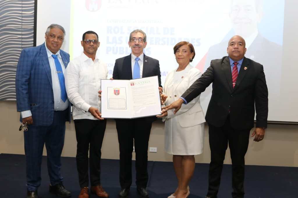 Alcaldía declara a Asjana David como «Huesped distinguido de La Vega» por su trayectoria en la&nbsp;UASD