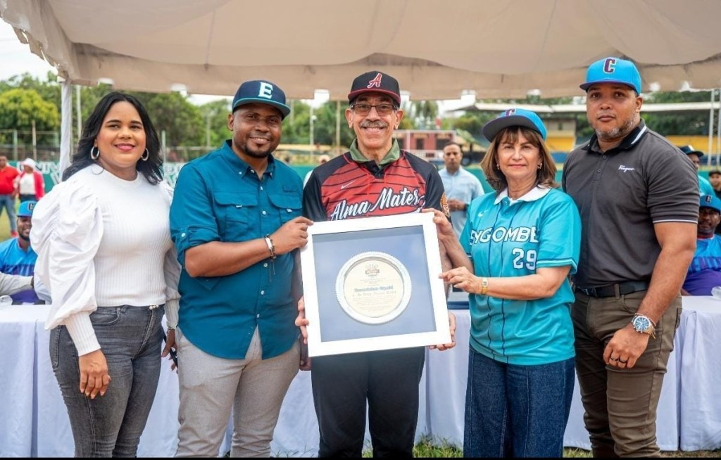 Liga de sóftbol Asodemu entrega reconocimiento al doctor Jorge Asjana&nbsp;David