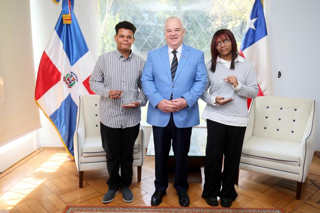 Estudiantes dominicanos en Chile reciben reconocimiento por su excelencia&nbsp;académica