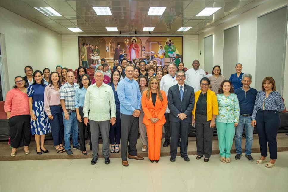 Asjana David comparte con académicos de Escuela de Odontología&nbsp;UASD