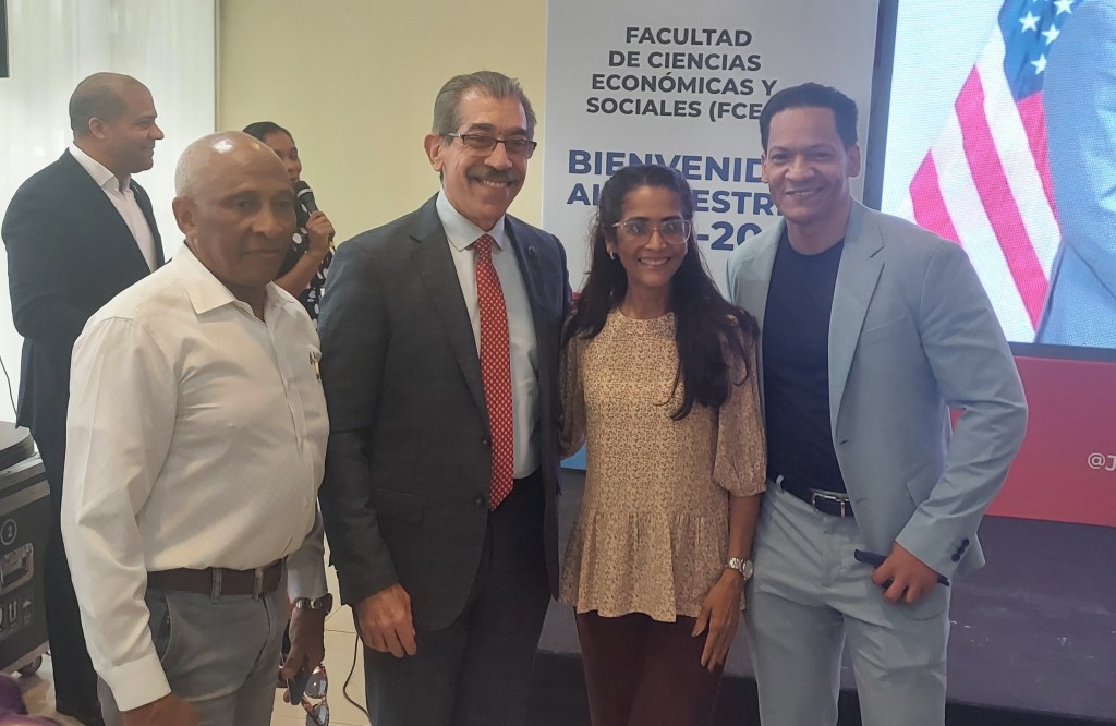 Asjana David da la bienvenida al semestre junto a profesores de ciencias económicas y sociales&nbsp;UASD