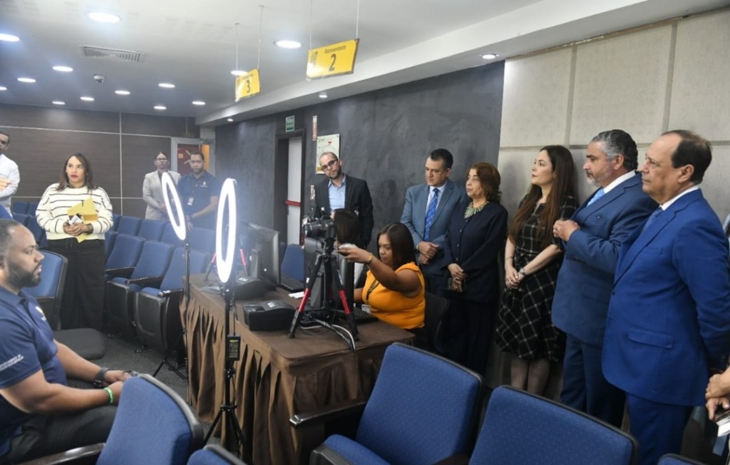 JCE entrega primera cédula de identidad y electoral al presidente Luis Abinader&nbsp;Corona