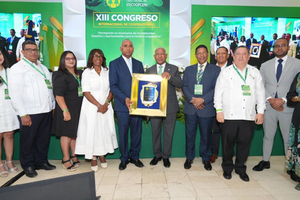 150 cooperativas de seis países reconocen trayectoria del senador Julito&nbsp;Fulcar