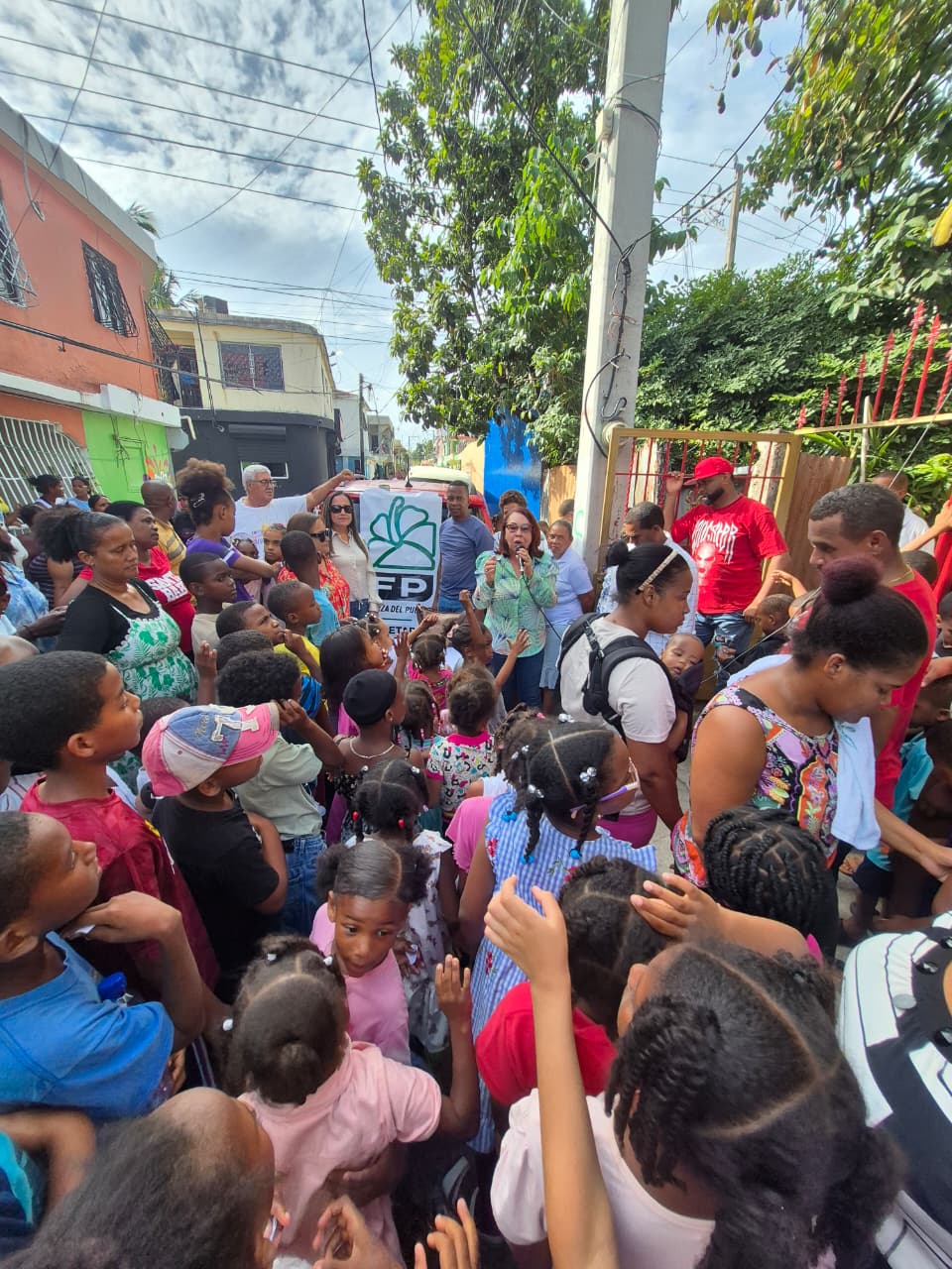 Secretaría de Solidaridad Ciudadana de la Fuerza del Pueblo lleva esperanza a San Cristóbal con entrega de útiles&nbsp;escolares